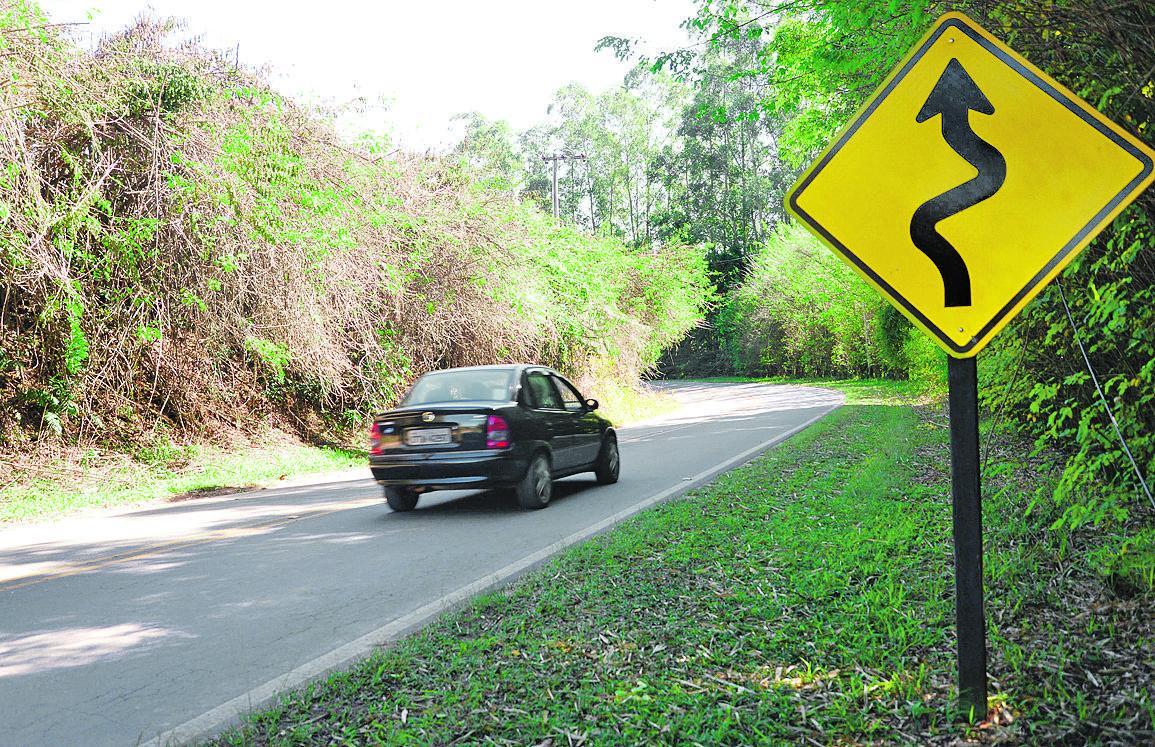 A rodovia, íngreme e sinuosa não tem proteção metálica, radares ou sinalização de velocidade (Patrícia Domingos)