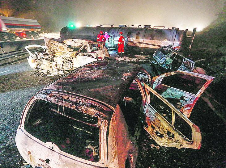 Carros e tanque de combustível incendiados: terror em serra do PR (Daniel Castellano/Estadão Conteúdo)