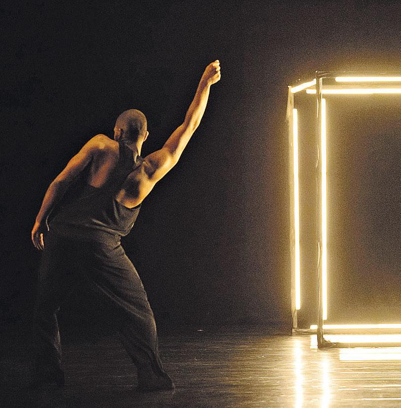 Espetáculo CON | TATO |, coreografia de Letícia Forattini, com o bailarino Nielson Souza, uma das obras inéditas que serão apresentadas (Divulgação)