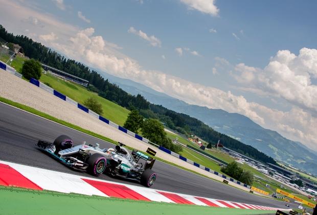 Em um tumultuado Q3 do treino classificatório, o inglês Lewis Hamilton faturou sua quinta pole position  (Cedoc/ RAC)