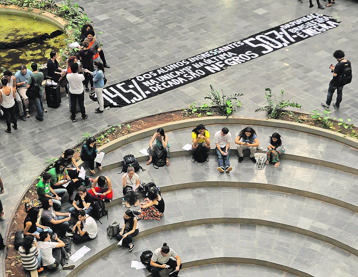 Alunos se reúnem para protesto contra casos de racismo na universidade: cotas iniciadas em cursos de pós (Carlos Sousa Ramos/AAN)