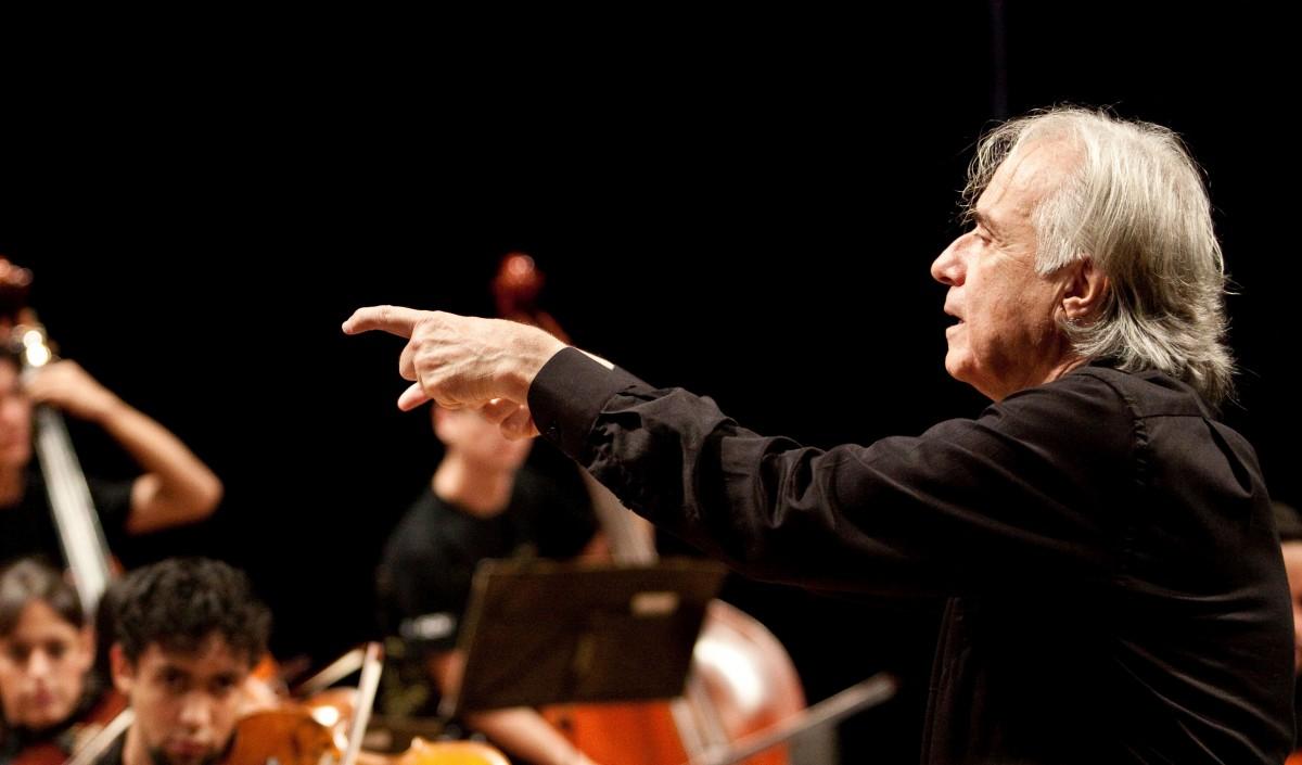O maestro João Carlos Martins e a Camerata Bachiana executam composições do alemão Johann Sebastian Bachr
 (DIVULGAÇÃO)