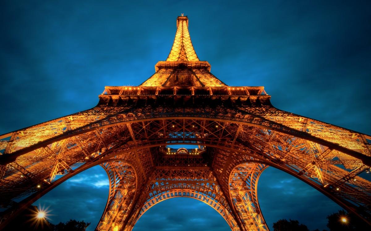 A Torre Eiffel, visitada por 7 milhões de pessoas em 2015, sendo 80% delas estrangeiras, foi fechada em 14 de junho pelo mesmo motivo.r
 (Divulgação)