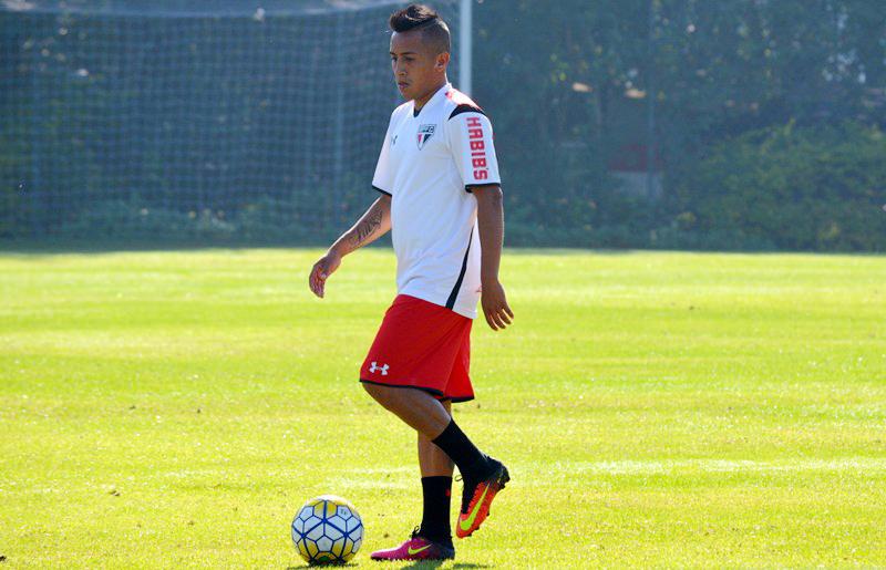 O peruano Cueva durante treino do São Paulo no CT da Barra Funda (Érico Leonan/saopaulofc.net)