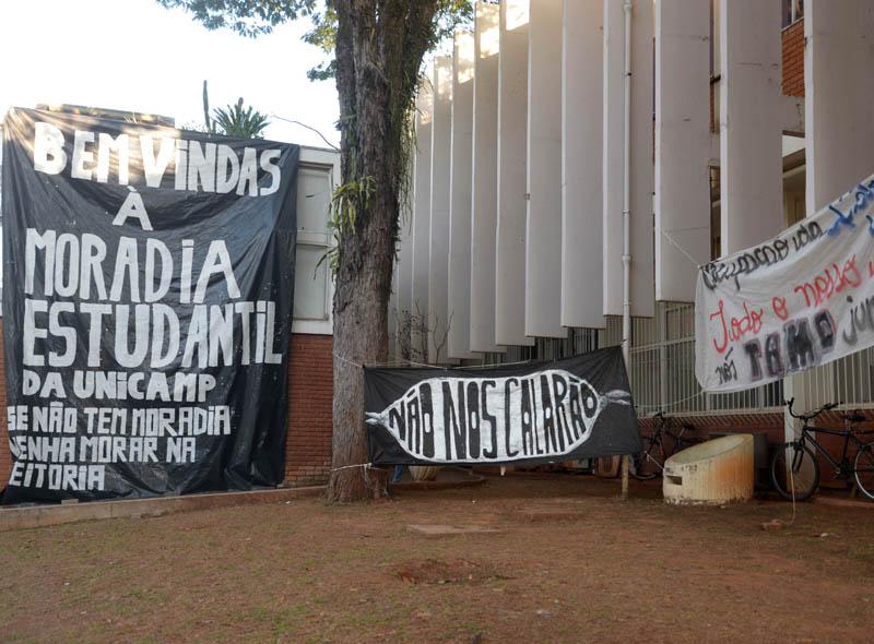 Cartazes espalhados pela Unicamp pedem ampliação de moradia estudantil e programa de cotas: demandas (Patrícia Domingos/AAN)