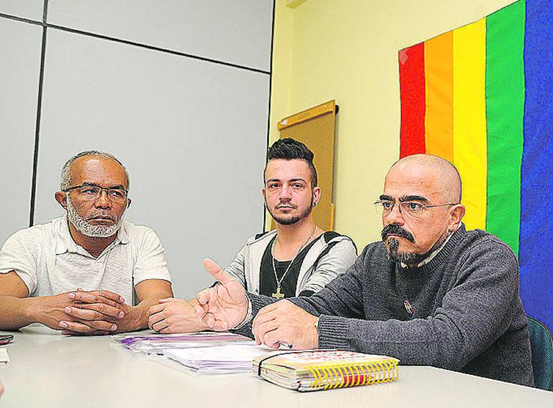 Paulo Mariante (à dir.), coordenador de direitos humanos da associação que organiza a Parada (Patrícia Domingos/AAN)