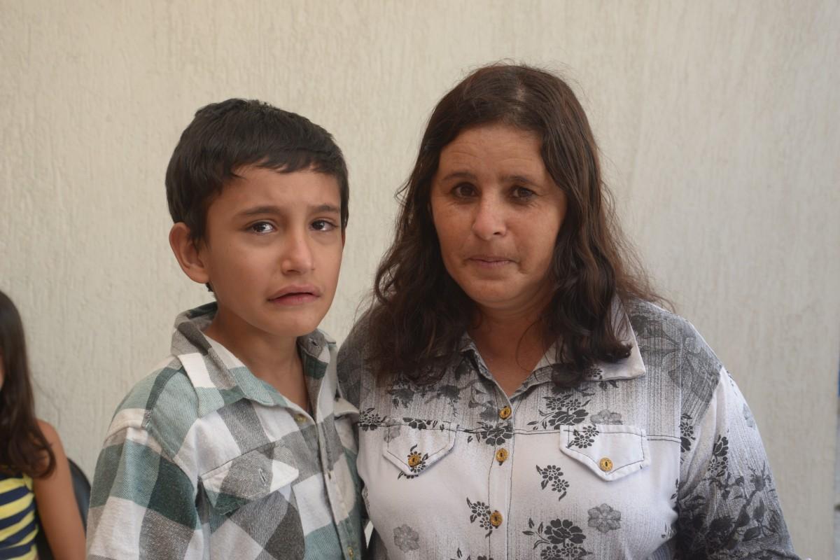 A dona de casa Celma de Souza Inacio e seu filho Pedro de Souza que será atendido no Caps (Patrícia Domingos)