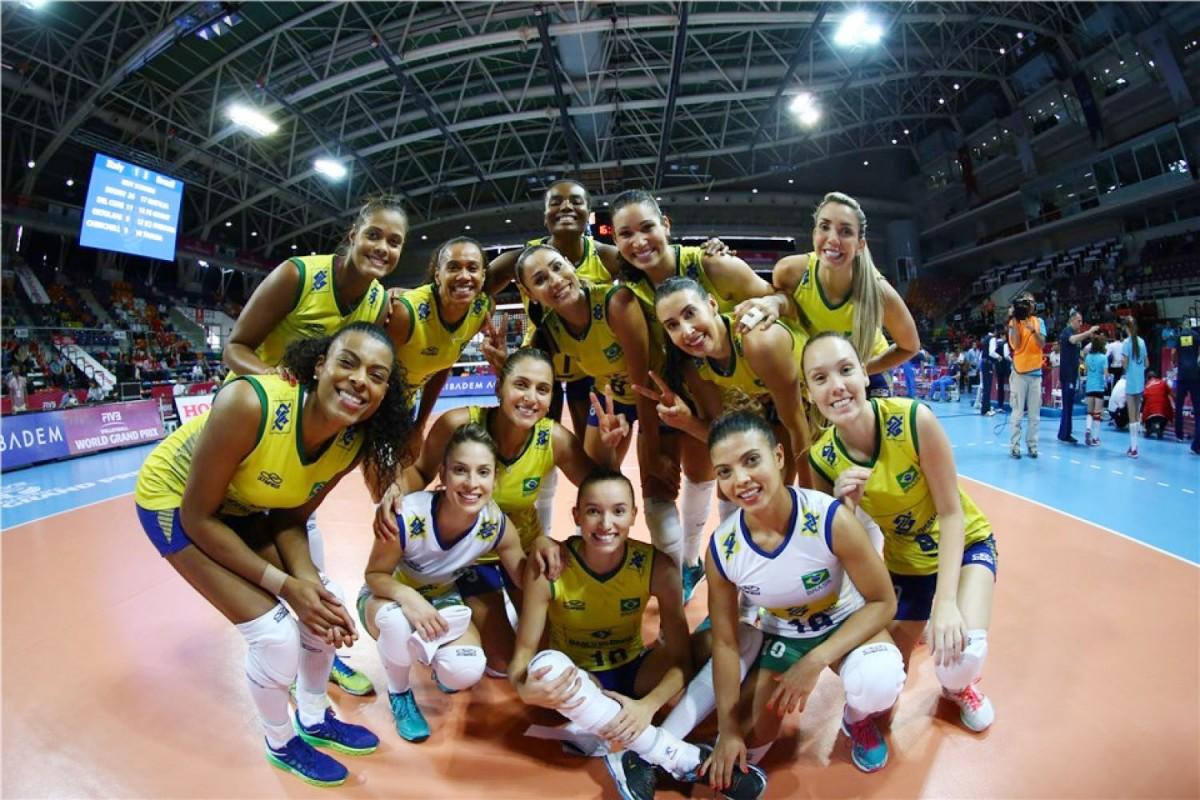 Jogadoras do Brasil comemoram a vitória sobre as italianas em Ancara (Divulgação/FIVB)
