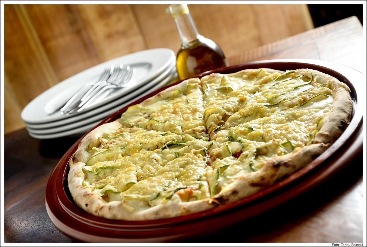 Como se trata de uma autêntica pizza napolitana, as opções têm menos recheio, massa menos crocante e são, normalmente, comidas dobradas, usando as mãos (Divulgação)