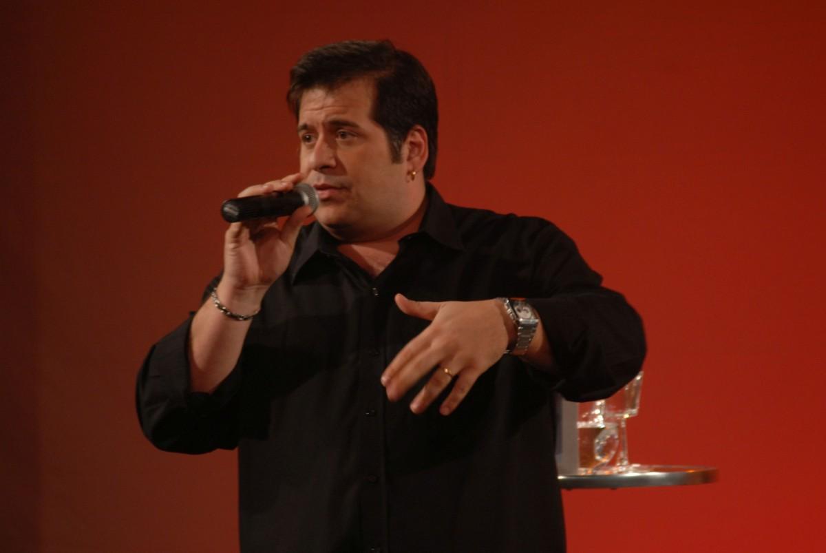  Leandro Hassum em cena de seu espetáculo solo 'Lente de Aumento' (DIVULGAÇÃO)