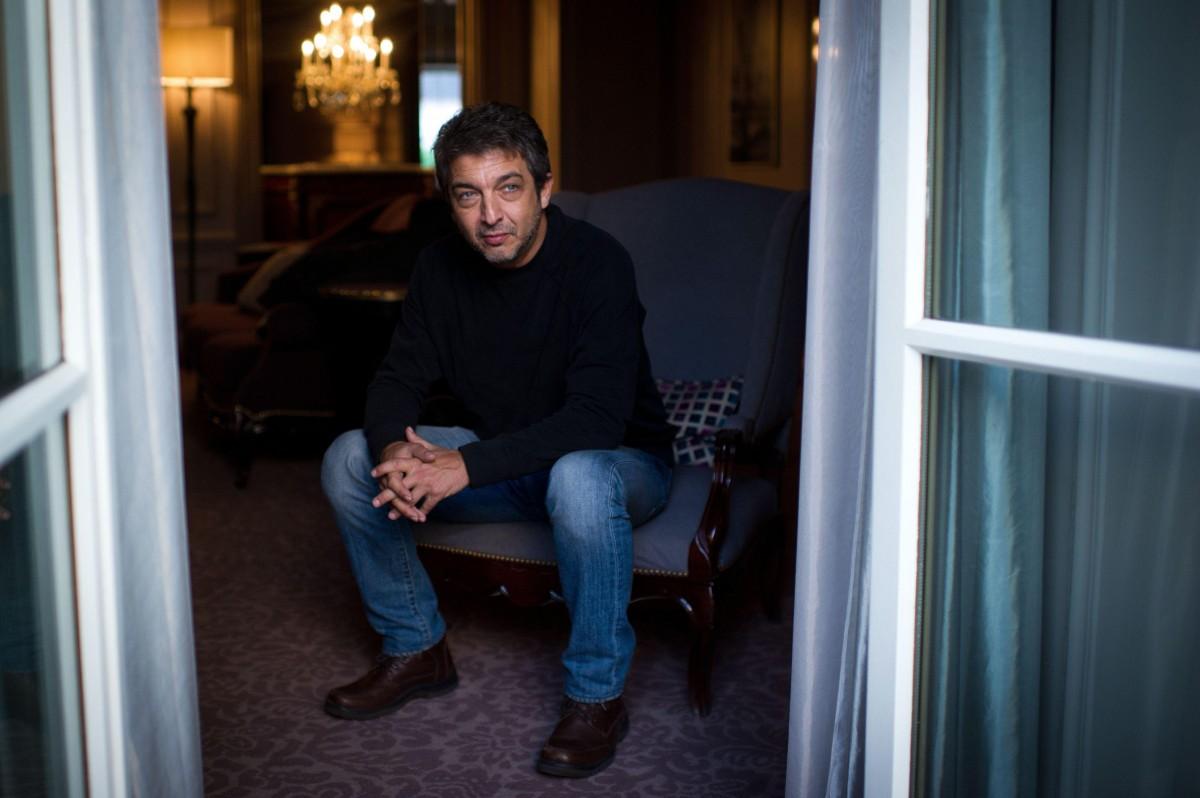 O ator Ricardo Darín posa para foto em Paris (AFP)