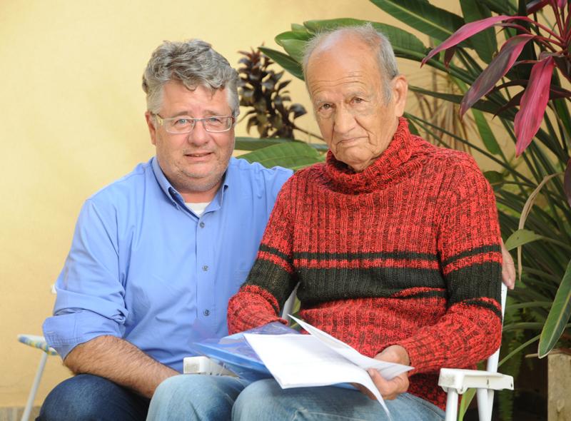 Celso Marchi, junto com seu pai Itacil, que necessita da vacina  (Edu Fortes/AAN)