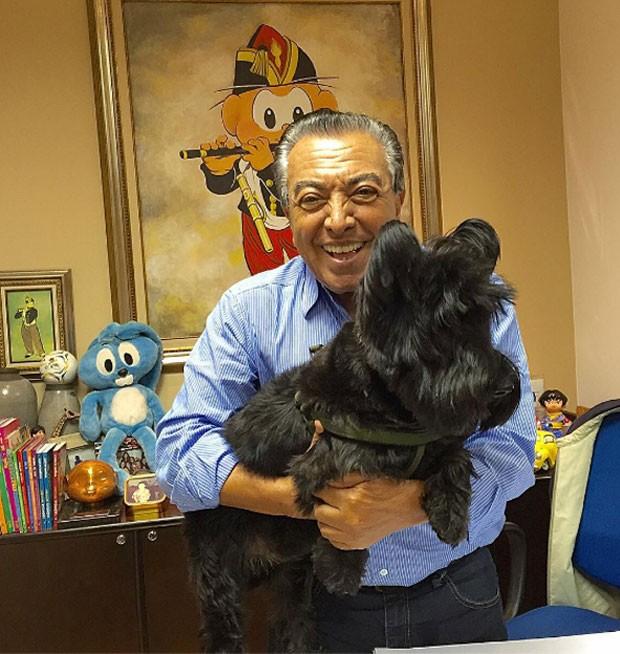 Mauricio de Sousa posa com um cão chamado por ele de Bidu (Divulgação)