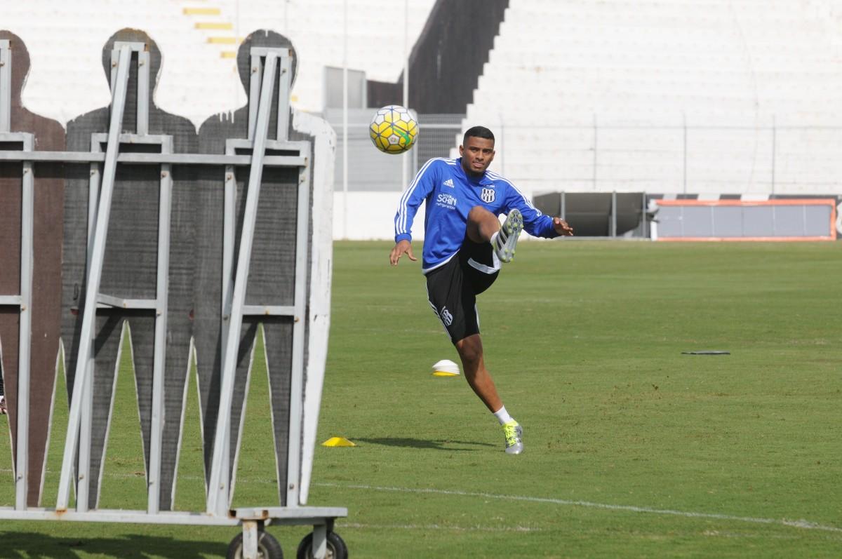 O lateral-esquerdo Reinaldo ensaia cobrança de falta: em treino fechado, técnico testou opções na formação ofensiva da equipe pontepretanar

Na imagem: Ponte Preta treino.r

Foto: Dominique torquato aan  (Dominique Torquato/AAN)