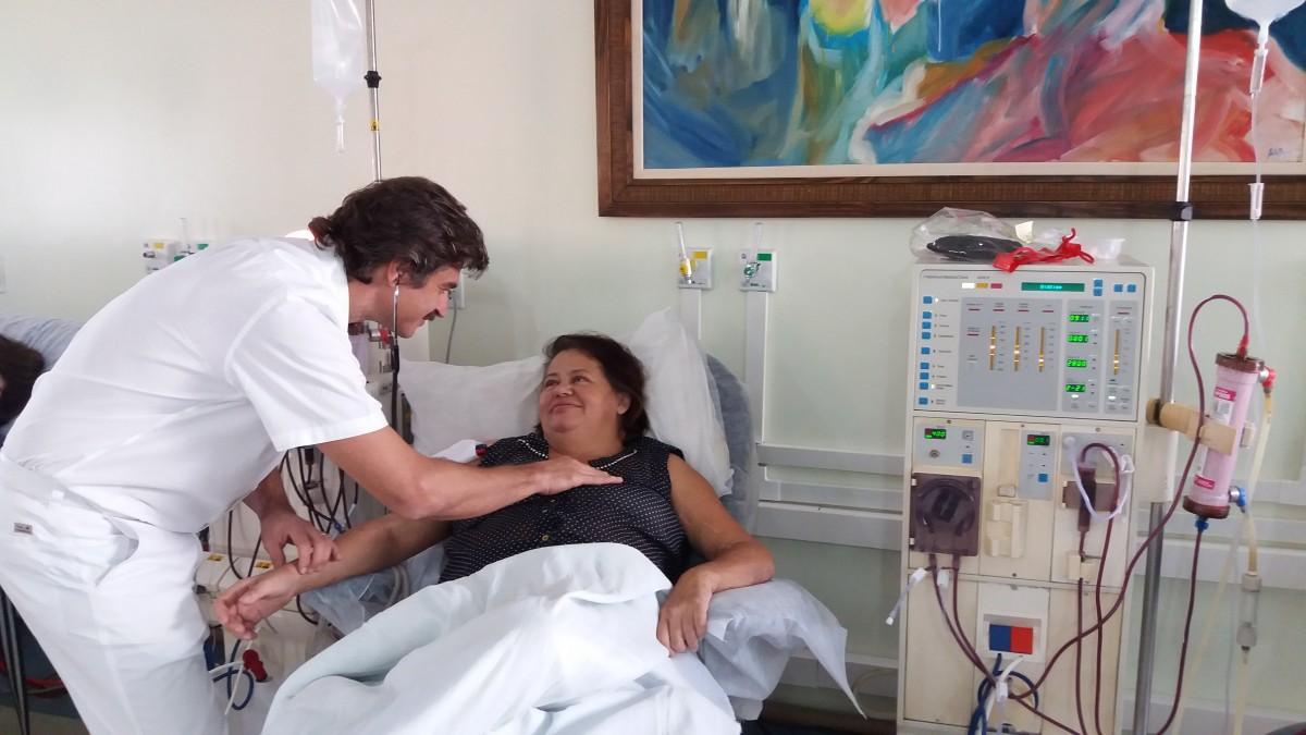 Simone recebe atendimento médico do nefrologista José Marcelo Morelli (Raquel Valli )