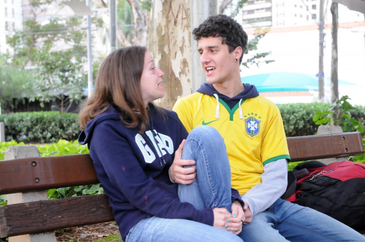 No campo: João Vítor e Letícia vão assistir a um jogo da Ponte Preta, aproveitando que ela não paga o ingresso  (Edu Fortes/AAN )
