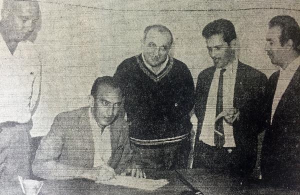 Flagrante da assinatura do contrato de Sidnei Cotrim com a A. A. Ponte Preta (Cedoc/ RAC)