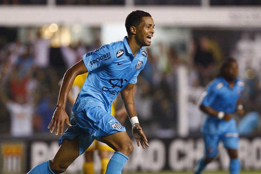 Giva comemora gol com a camisa do Santos: quando subiu ao profissional, atacante era tido pelo técnico Muricy Ramalho como parceiro ideal para Neymar no ataque (Ricardo Saibun/Santos FC)