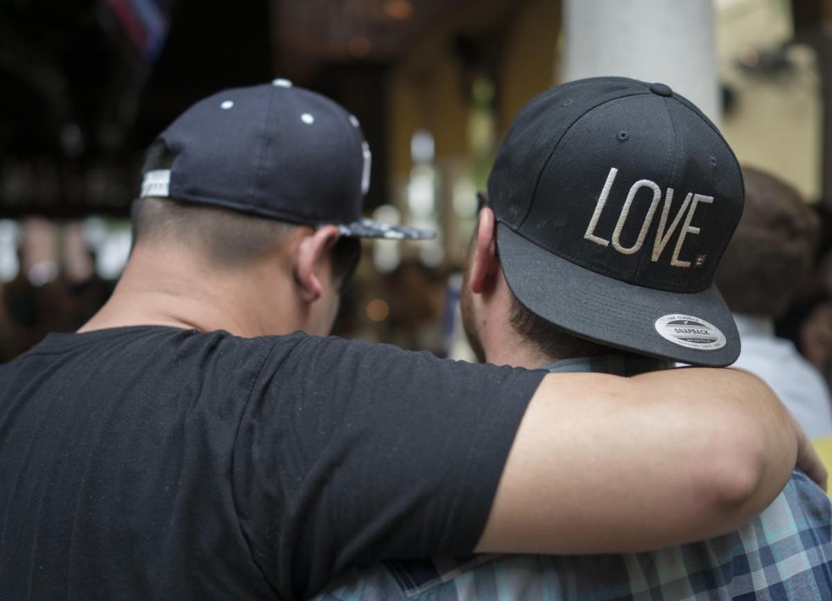 A população de Orlando decidiu honrar os mortos depois que um atirador matou 50 pessoas em uma boate gay da cidade do estado da Flórida, ao mesmo tempo que demonstra determinação em reagir à tragédia (AFP PHOTO / MANDEL NGAN )