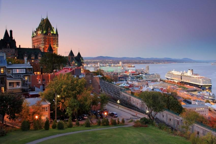 Vista de Québec City às margens do Rio Saint Lawrence, com o Fairmont Frontenac em destaque  (Divulgação)