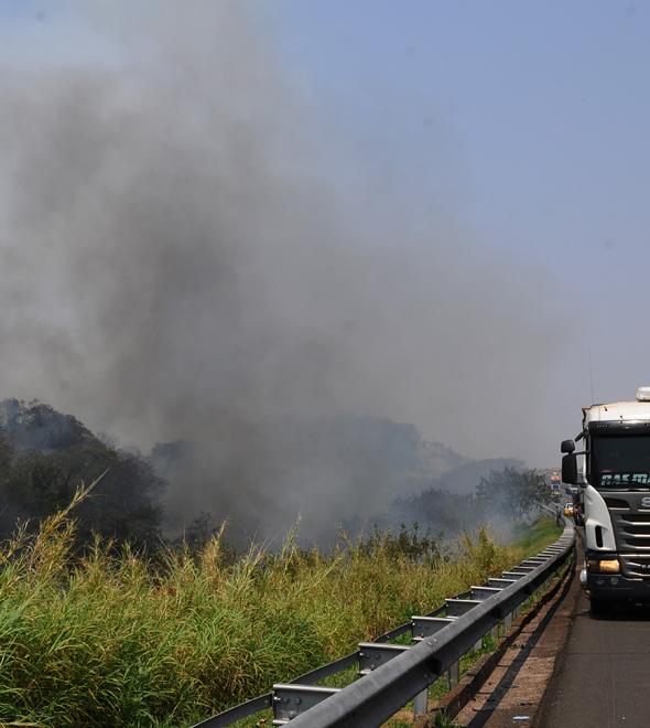 A combinação das queimadas com o calor e a baixa umidade do ar pioram as condições do clima e ampliam os riscos de acidentes nas estradas (Wagner Souza/AAN)