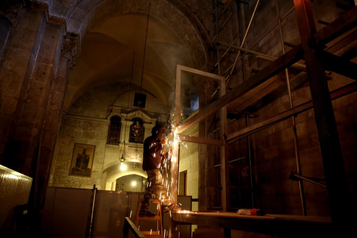 A restauração da tumba de Cristo na igreja do Santo Sepulcro em Jerusalém já começou, constatou neste domingo (29) um fotógrafo da Agência France Press (AFP)