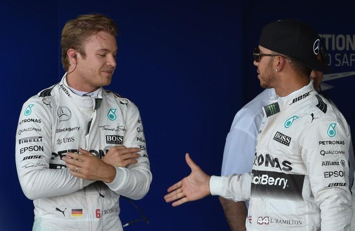 O acidente entre Nico Rosberg (à esquerda) e Lewis Hamilton provocou o abandono de ambos no GP da Espanha (France Press)