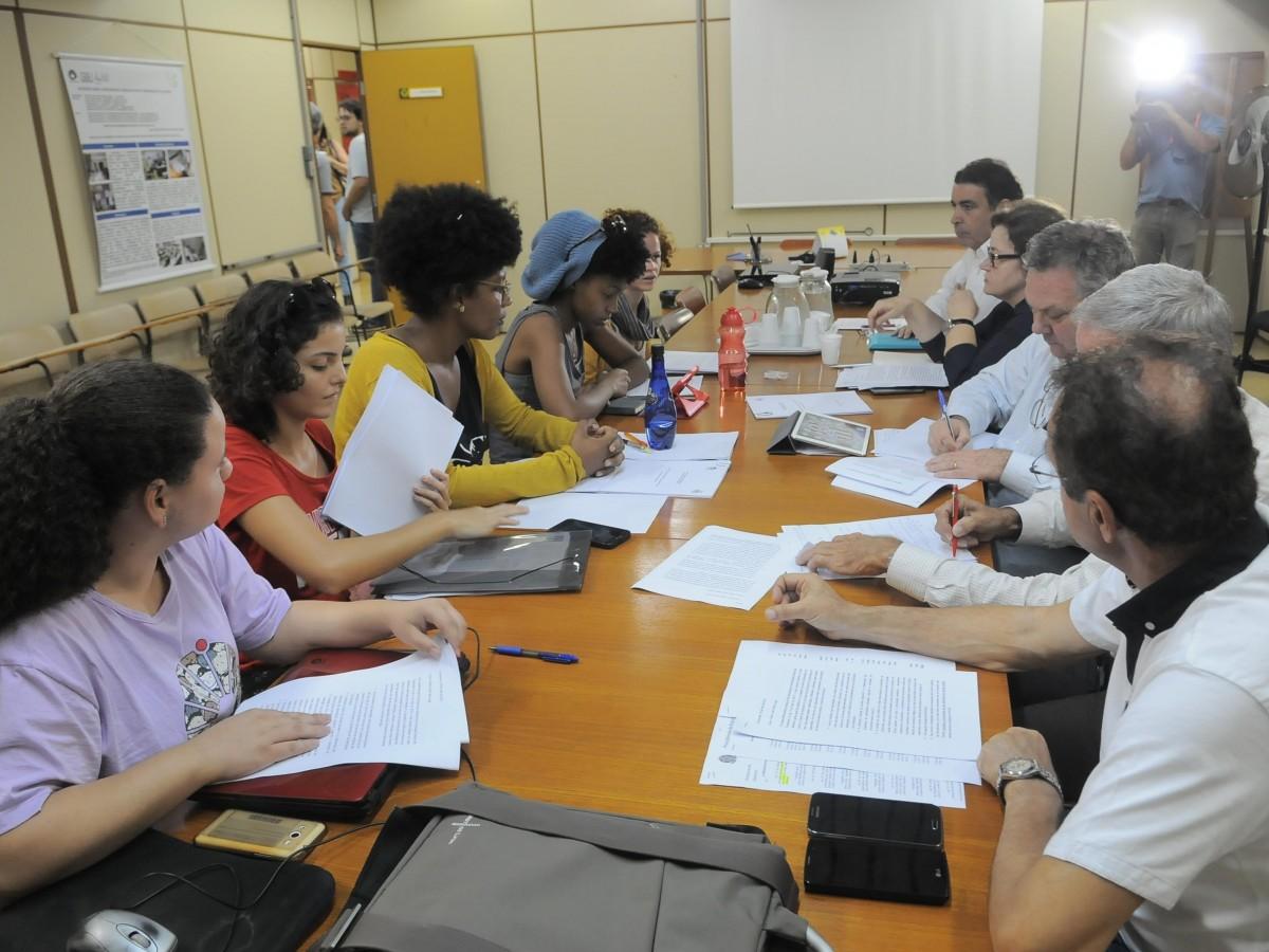 Estudantes participam de reunião com representantes da universidade: Reitoria está ocupada há sete dias (Carlos Sousa Ramos/AAN )