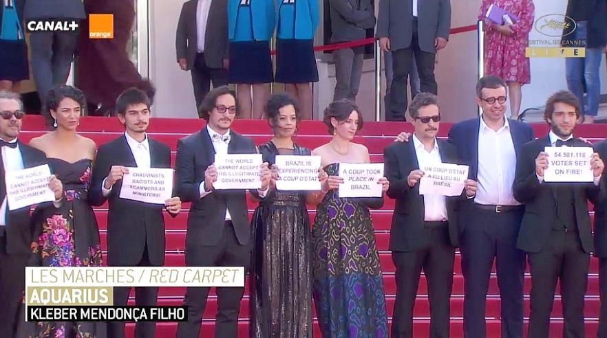 Equipe do filme "Aquarius", de Kleber Mendonça Filho, faz protesto no Festival de Cannes contra impeachment no Brasil (Reprodução)
