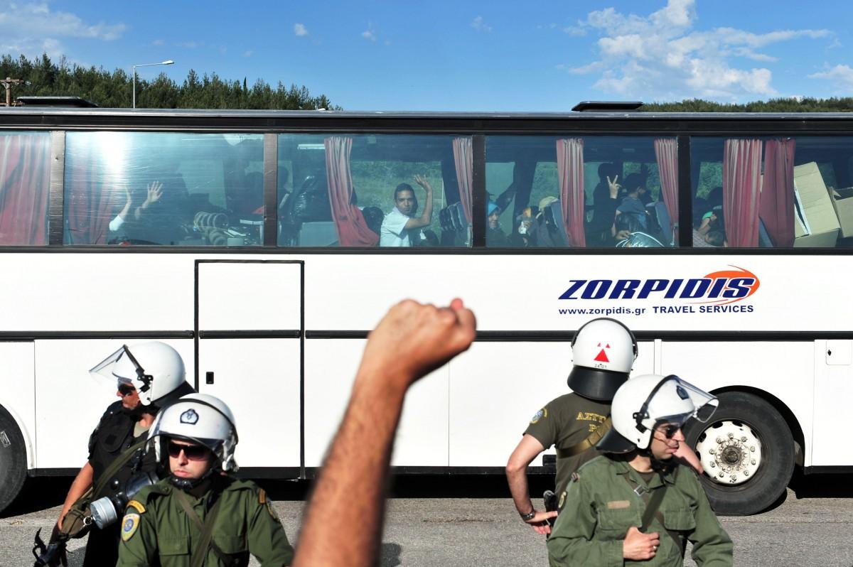 Os migrantes abandonaram o campo de Idomeni em 42 ônibus (Sakis Mitrolidis/France Press)