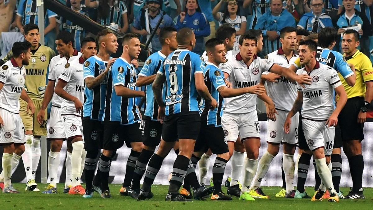 Apesar da vitória por 1 a 0 sobre o Lanús, o clube gaúcho reclamou muito de alguns lances nos quais o árbitro Júlio Bascuñan teria prejudicado a equipe (Getty Images)