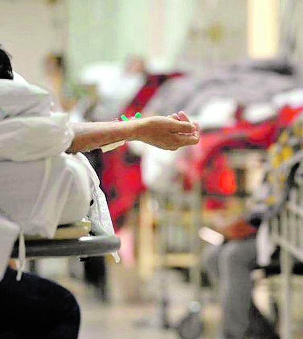 Paciente aguarda atendimento em corredor de hospital brasileiro: 829 pessoas morreram por dia ano passado (Divulgação)