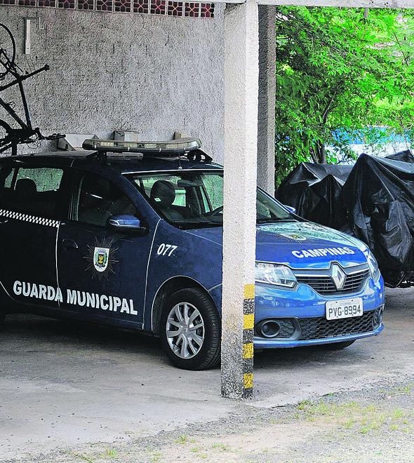 Seis motos doadas pelo Ministério da Justiça para a Guarda Municipal de Campinas estão atualmente paradas, à espera de profissionais habilitados e de capacetes para a pilotagem (Dominique Torquato)
