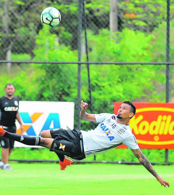 O atacante Lucca tenta voleio: Macaca precisará fazer gols no domingo, já que uma derrota decreta o rebaixamento com uma rodada de antecedência (Cedoc/RAC)