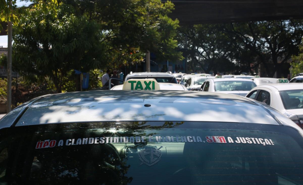 Táxi roda por Campinas com adesivo de campanha contra a atuação da plataforma Uber colado no vidro traseiro  (Leandro Ferreira/ AAN)