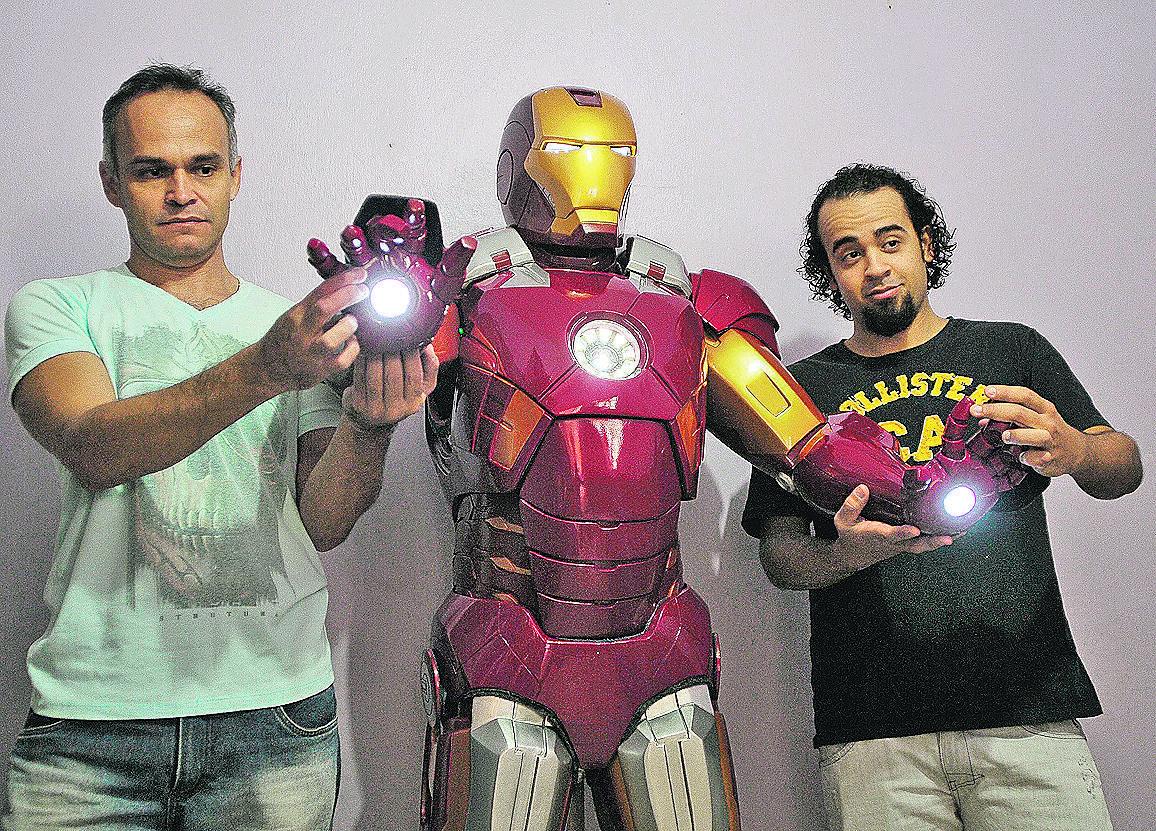 Alex Sandro (à esquerda) levou dois anos para reproduzir armadura; Douglas cuidou da parte eletrônica (Leandro Ferreira/ AAN)