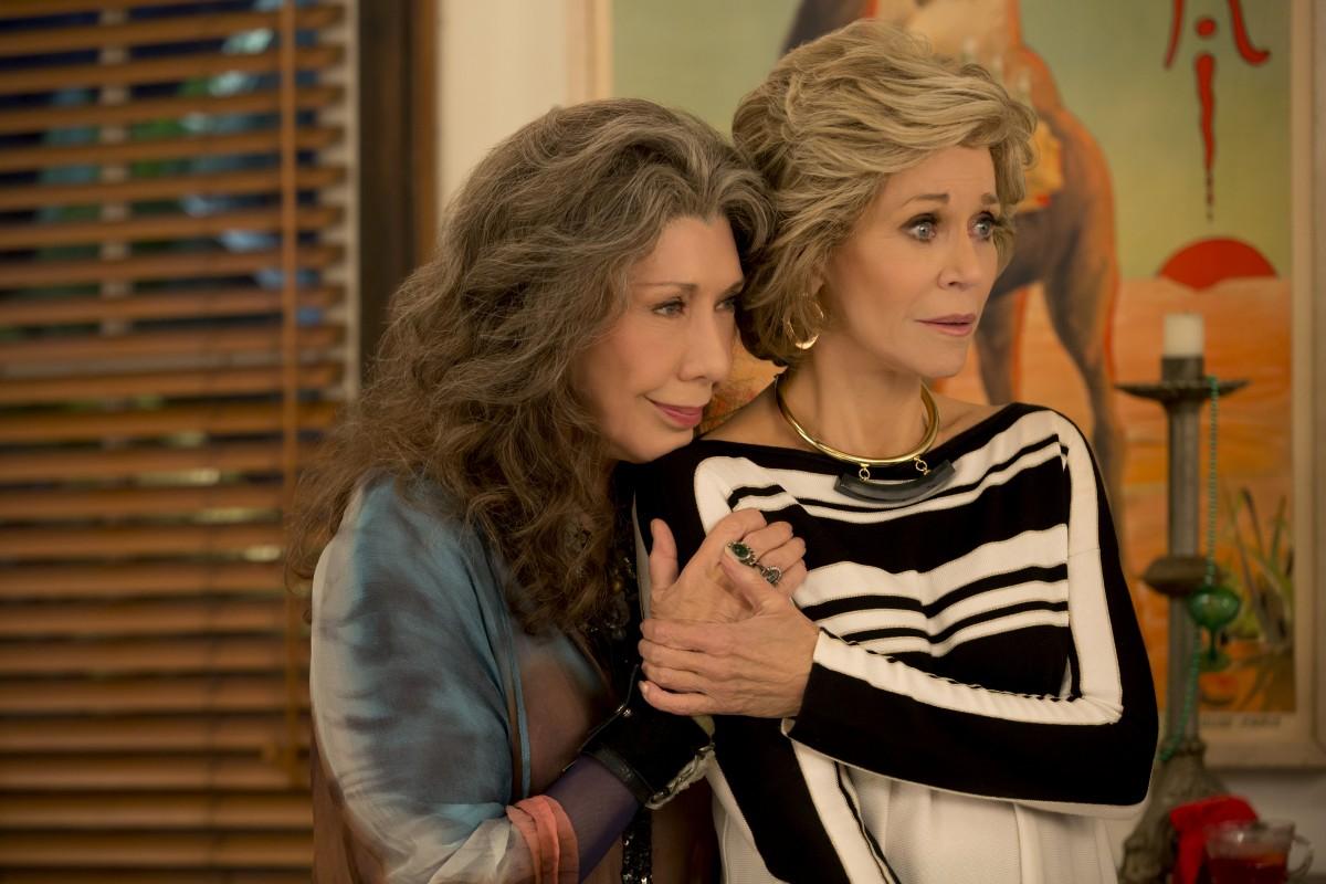 Lily Tomlin (à esq.) e Jane Fonda em cena de 'Grace and Frankie': sobriedader
 (DIVULGAÇÃO)