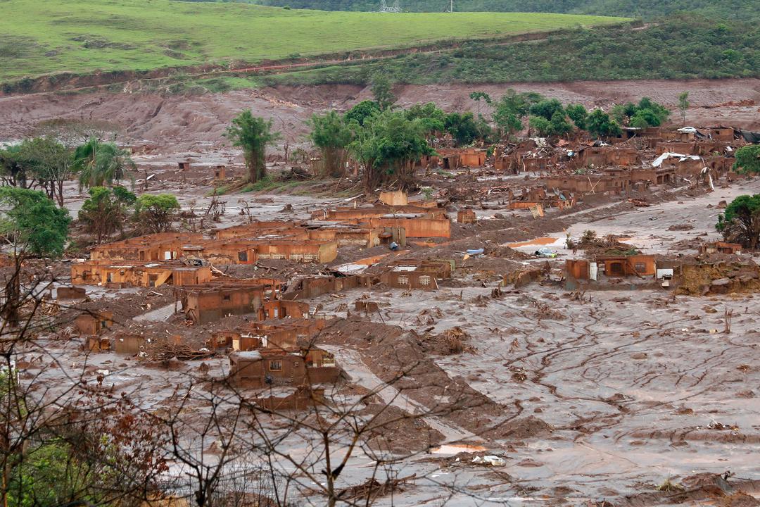 O rompimento da barragem de rejeitos da mineradora Samarco causou uma enxurrada de lama que inundou várias casas no distrito de Bento Rodrigues, em Mariana (Rogério Alves/TV Senado)