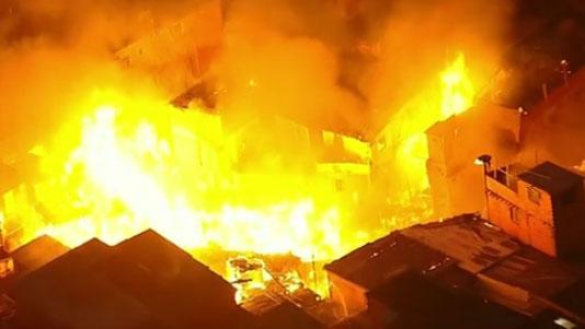 Incêndio destrói cem casas na favela de Paraisópolis (Reprodução/ Globo News)