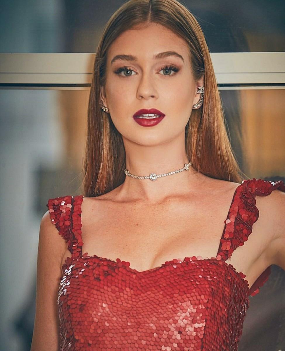 Marina Ruy Barbosa escolheu jóias da designer Andre Conti para completar o look Maison Valentino na noite do Emmy Internacional (Divulgação)