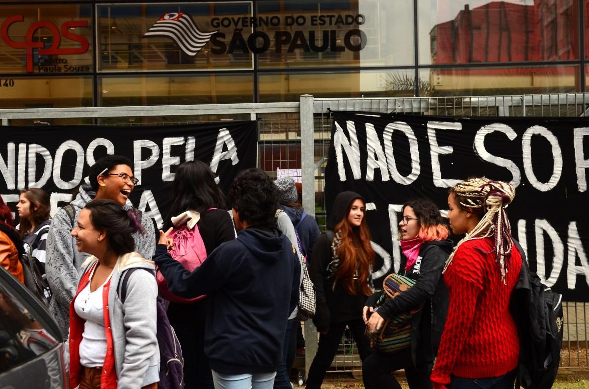 Os alunos ocupam o Centro e ao menos 11 escolas técnicas estaduais em ação que começou na semana passada para reivindicar melhoria na merenda dos colégios (Fotos Públicas)