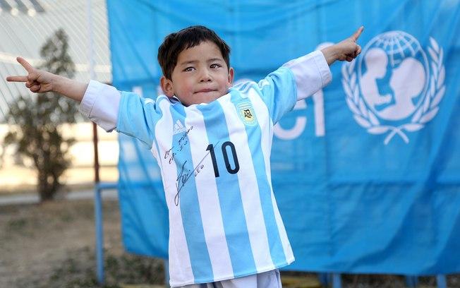  Murtaza Ahmadi exibe, feliz, a camisa oficial da Argentina com o nome do seu ídolo (AFP)