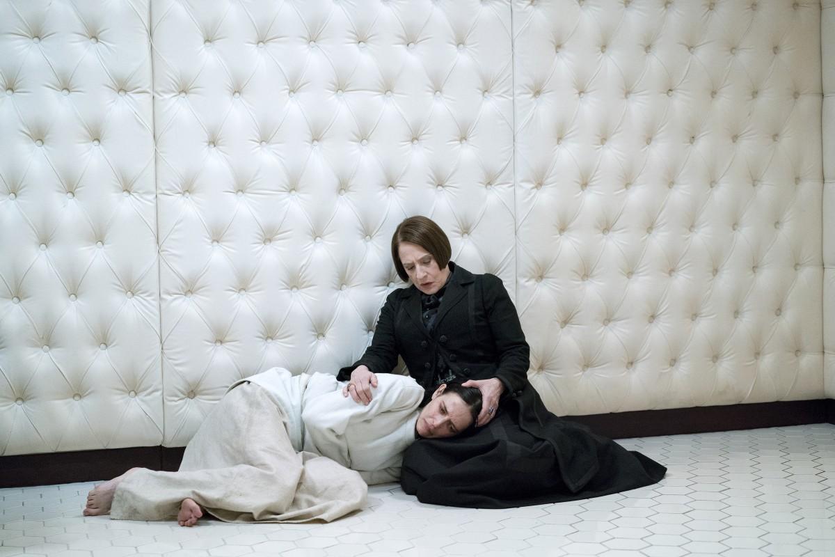Cena da série 'Penny Dreadful', com as atrizes Eva Green e Patti LuPone (DIVULGAÇÃO)