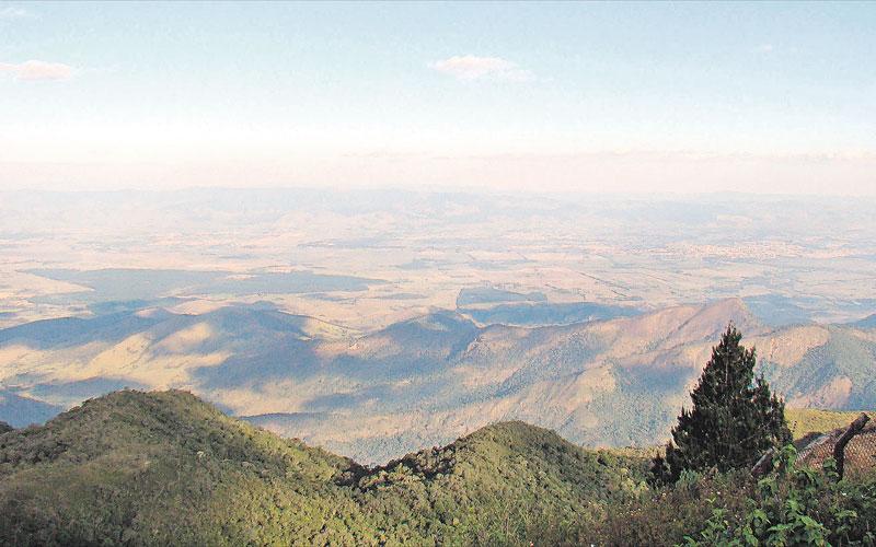 Vista do Vale do Paraíba a partir do Pico do Itapeva, com 2.000 metros de altitude, em Campos do Jordão: local é um dos mais ameaçados pela intervenção humana no ecossistema (Divulgação)