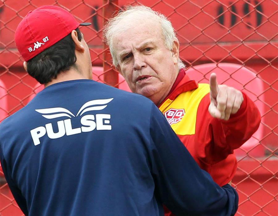 O técnico Fernando Diniz conversa com o dono do Audax, Mario Teixeira, que ficou irritado com a negociação de Tchê Tchê com o Palmeiras (Werther Santana/EC)