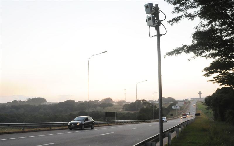 Radar instalado em 13 de maio do ano passado na Avenida José Amgarten, no trajeto para Viracopos; via passa o Túnel Joá Penteado em multas (Edu Fortes/AAN)