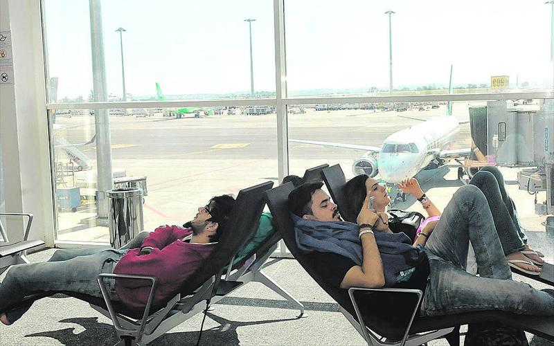 Passageiros aguardam voo no novo terminal de Viracopos: aeroporto sente a queda no número de usuários e negocia pagamento da outorga (Carlos Sousa Ramos/23abr2016/AAN)