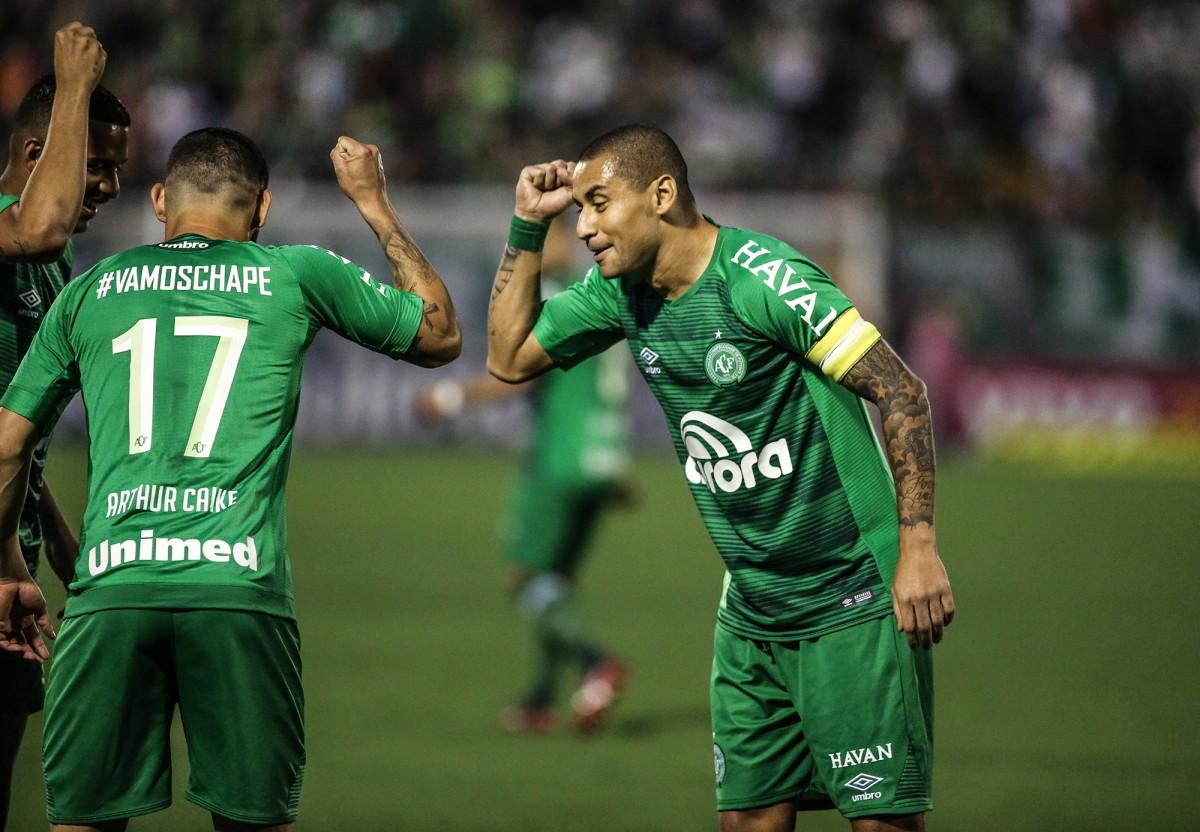 Quase um ano após a tragédia que o deixou em frangalhos, o clube garantia sua permanência na primeira divisão do Brasileirão. (Fotos Públicas)