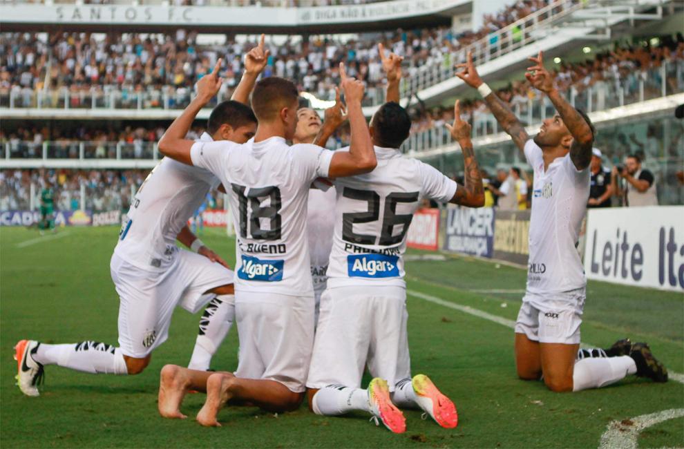 Gabriel (à direita) festeja junto com os companheiros um de seus gols na Vila: Peixe disputará o título paulista contra o surpreendente Audax (Daniel Teixeira/EC)