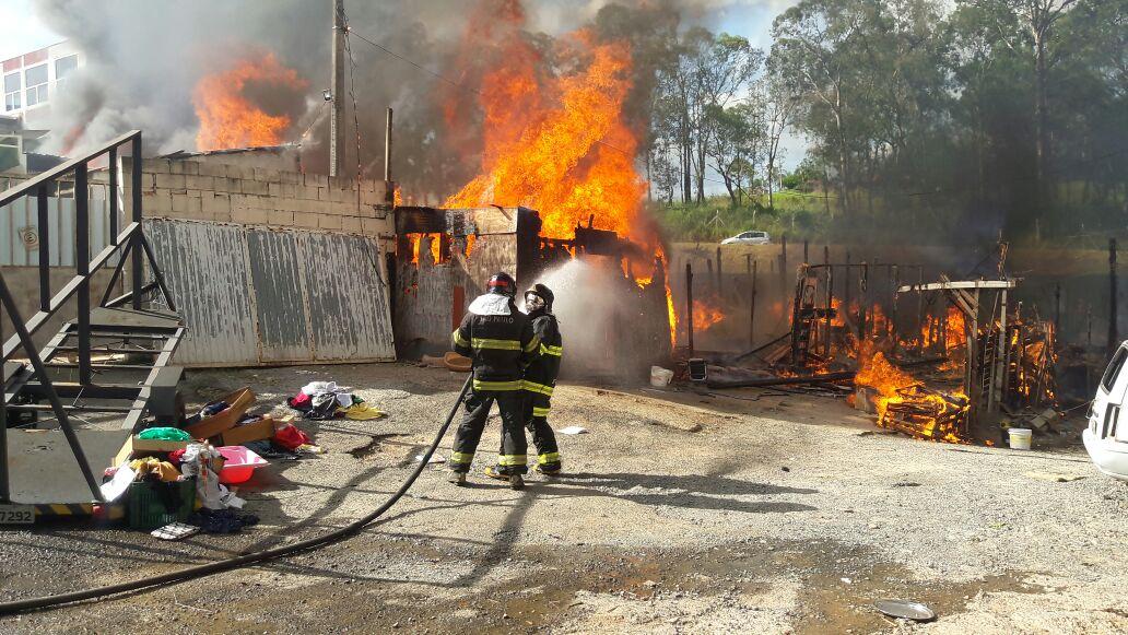 Bombeiros combatem o fogo neste domingo (24) no São Fernando em Campinas  (Divulgação )